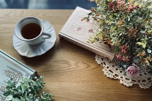 本と紅茶の写真