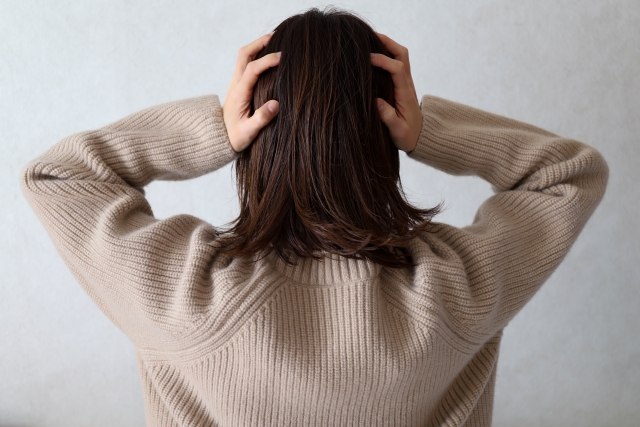 頭を抱える女性の写真