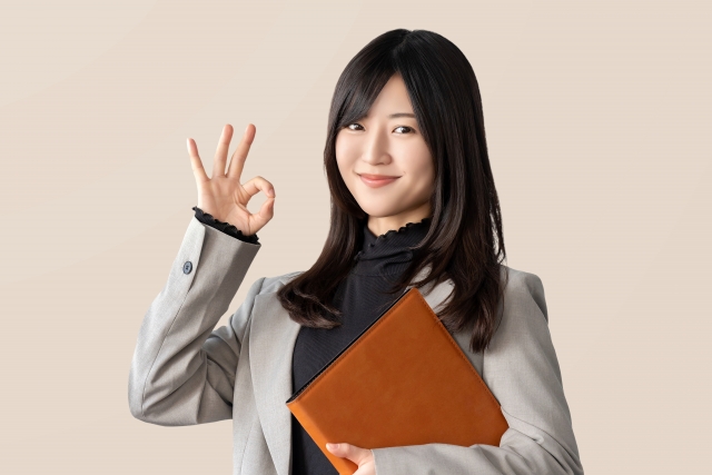 OKポーズをする女性の写真