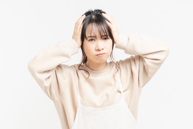 頭を抱える女性の写真