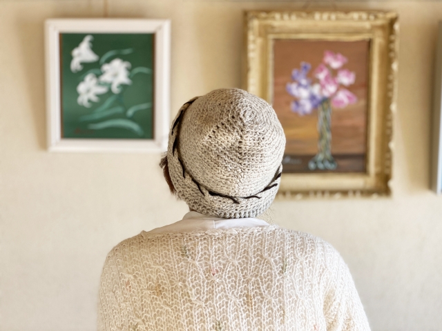 アート鑑賞をする女性の写真