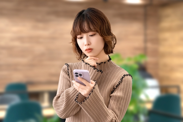 スマホを操作する女性の写真
