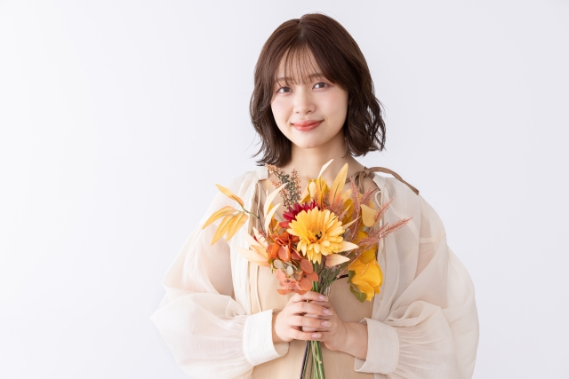 花束を持つ若い女性の写真